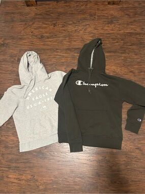 Bundle of 2 men’s MEDIUM hoodies Champion and American Eagle Black & off white